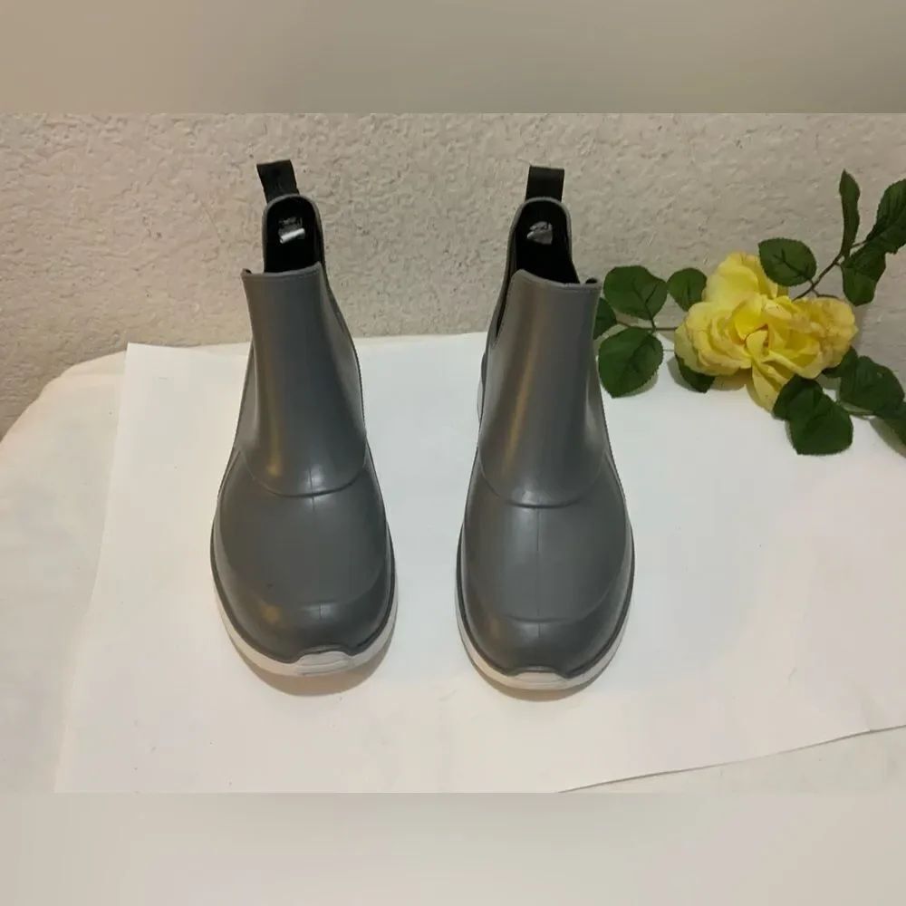 Capelli of Newyork Women's gray white Size 8 Rain Boots.